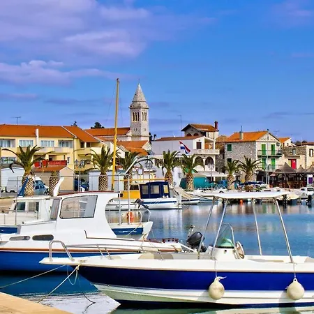 Holiday Home Pakostane بيت للعطل باكوشتاني