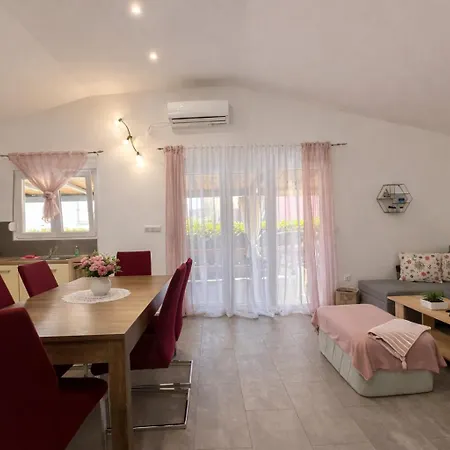 Holiday Home Pakostane بيت للعطل *
