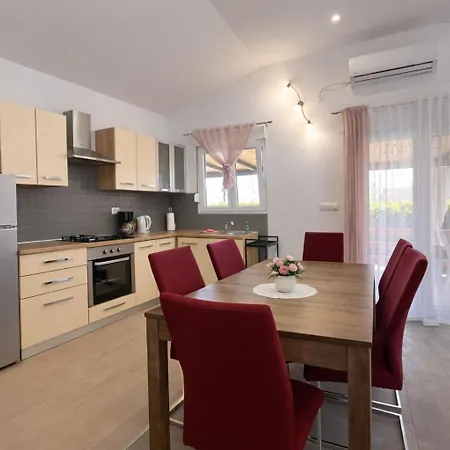 Holiday Home Pakostane بيت للعطل باكوشتاني